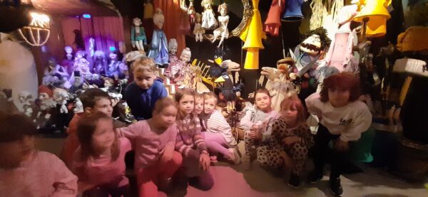 Misie zwiedzają piwnicę lalek w Białymstoku.