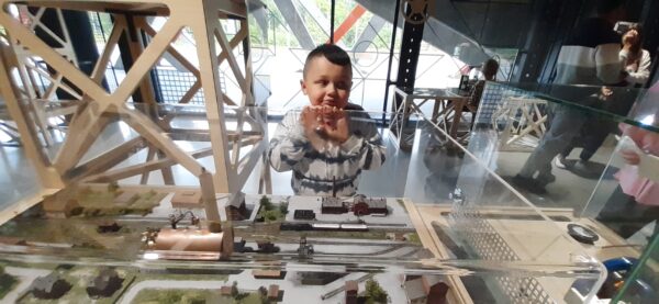 Misie zwiedzają Epi-Centrum Nauki w Białymstoku.