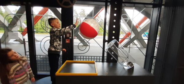 Misie zwiedzają Epi-Centrum Nauki w Białymstoku.