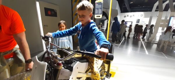 Misie zwiedzają Epi-Centrum Nauki w Białymstoku.