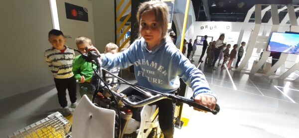 Misie zwiedzają Epi-Centrum Nauki w Białymstoku.