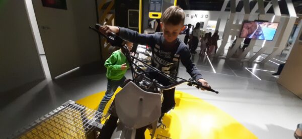 Misie zwiedzają Epi-Centrum Nauki w Białymstoku.