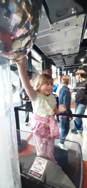 Misie zwiedzają Epi-Centrum Nauki w Białymstoku.