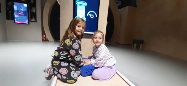 Misie zwiedzają Epi-Centrum Nauki w Białymstoku.