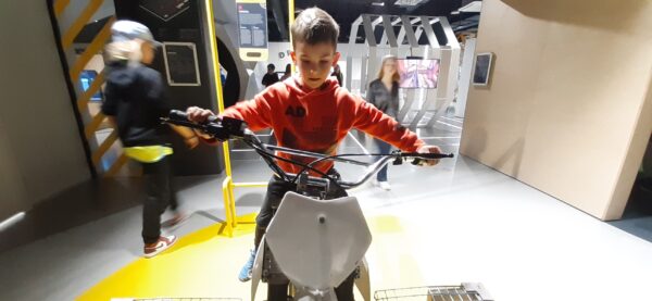 Misie zwiedzają Epi-Centrum Nauki w Białymstoku.