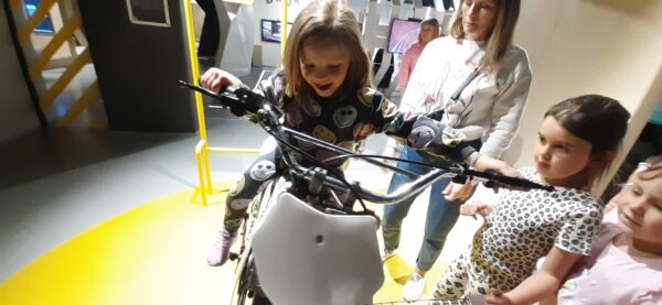 Misie zwiedzają Epi-Centrum Nauki w Białymstoku.