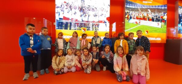 Misie zwiedzają stadion miejski - Chorten Arena w Białymstoku.