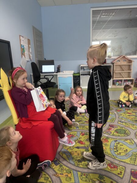 Dorian składa życzenia urodzinowe koleżance z grupy