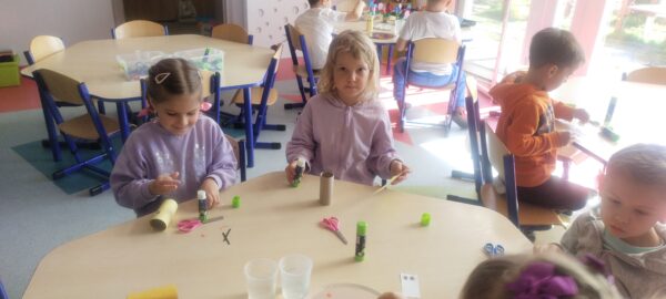 Dzieci dekorują tułów motyla