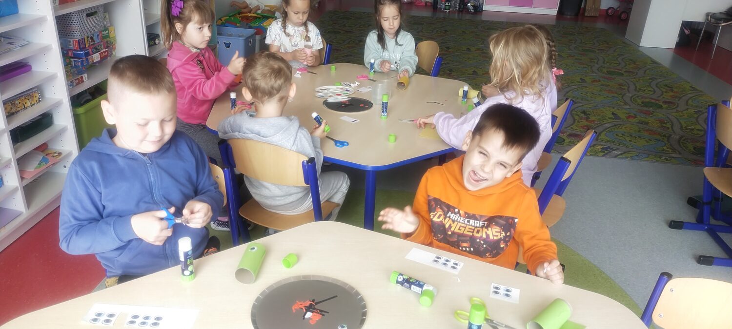 Chłopcy wycinają oczy motylka