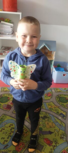 Dominik prezentuje swojego, wyjątkowego motyla