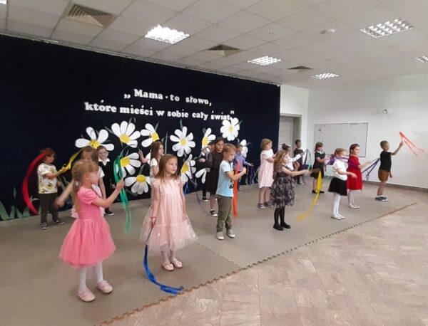 Misie prezentują program artystyczny przygotowany dla mam.