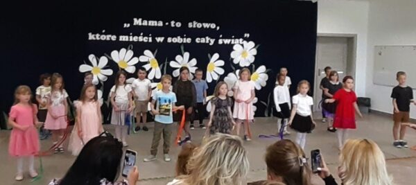 Misie prezentują program artystyczny przygotowany dla mam.