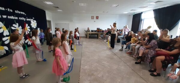 Misie prezentują program artystyczny przygotowany dla mam.