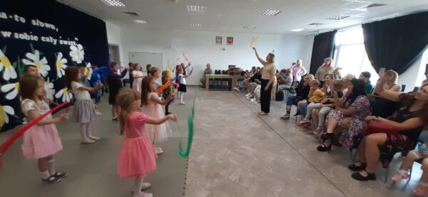 Misie prezentują program artystyczny przygotowany dla mam.