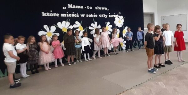 Misie prezentują program artystyczny przygotowany dla mam.