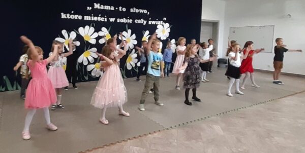 Misie prezentują program artystyczny przygotowany dla mam.