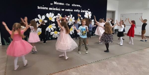 Misie prezentują program artystyczny przygotowany dla mam.