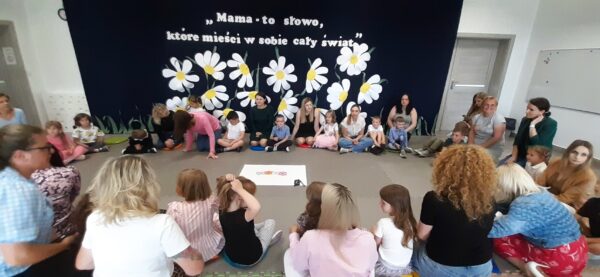 Misie z mamami biorą aktywny udział w zabawach.