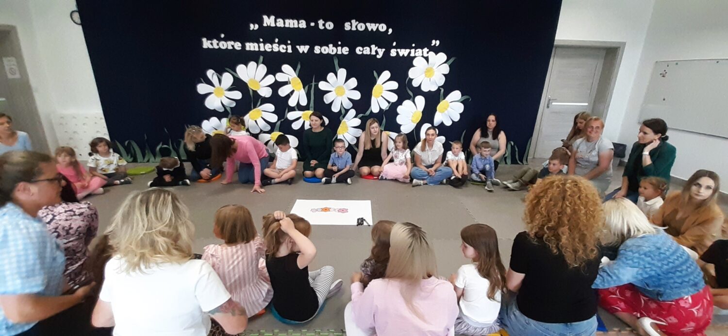 Misie z mamami biorą aktywny udział w zabawach.