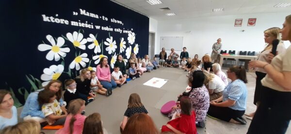 Misie z mamami biorą aktywny udział w zabawach.