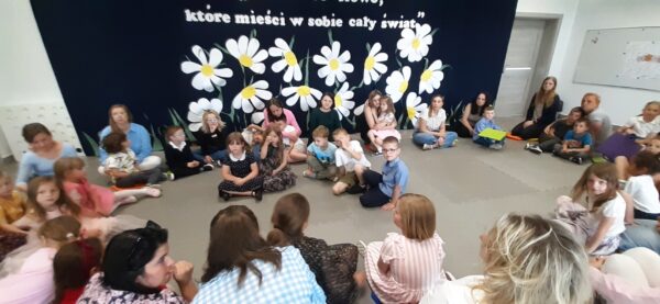 Misie z mamami biorą aktywny udział w zabawach.