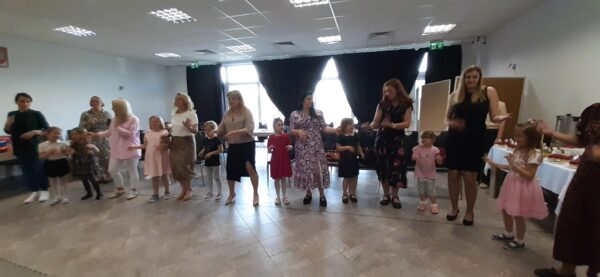 Misie z mamami biorą aktywny udział w zabawach.