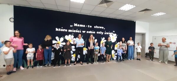 Misie z mamami biorą aktywny udział w zabawach.