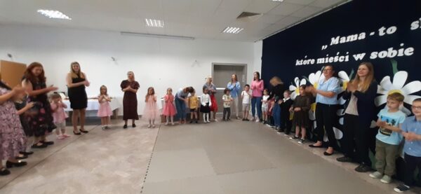 Misie z mamami biorą aktywny udział w zabawach.