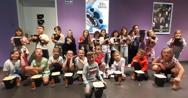 Pamiątkowe zdjęcie Misiów z pokazu filmu "Lilo i Stich".