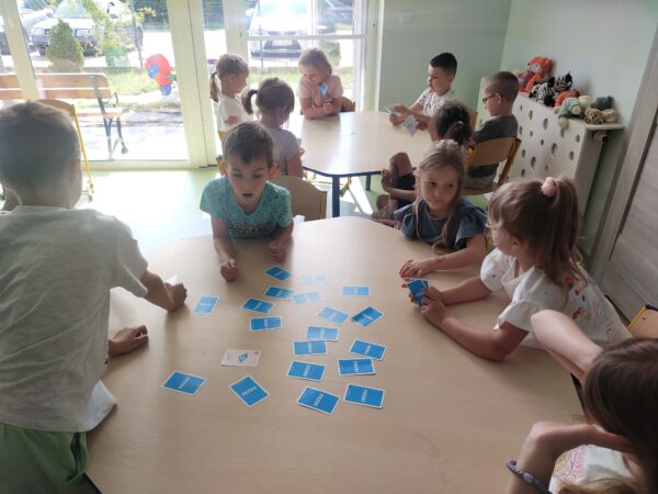 Franek zastanawia się, która karta utworzy parę z wybraną przez niego kartą