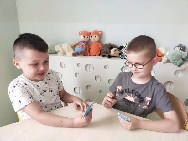 Chłopcy poznają nazwy zawodów w języku angielskim