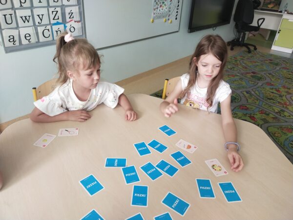 Dziewczynki szukają kolejnych par