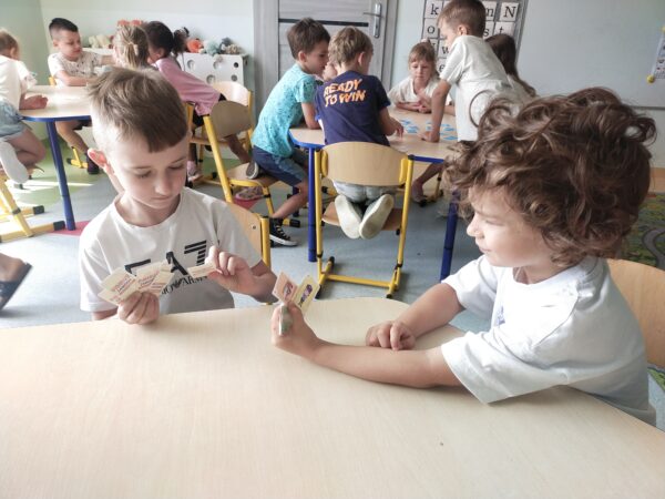 Szymon sprawdza, czy wybrana karta utworzy parę z jedną z jego kart