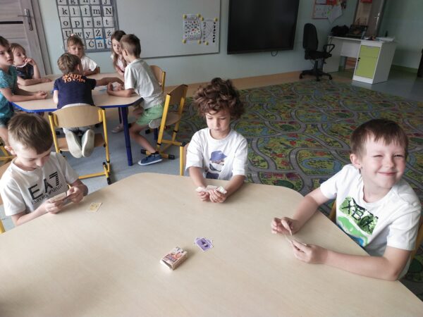 Przedszkolaki poznają nazwy przedmiotów, charakterystycznych dla danych zawodów w języku angielskim