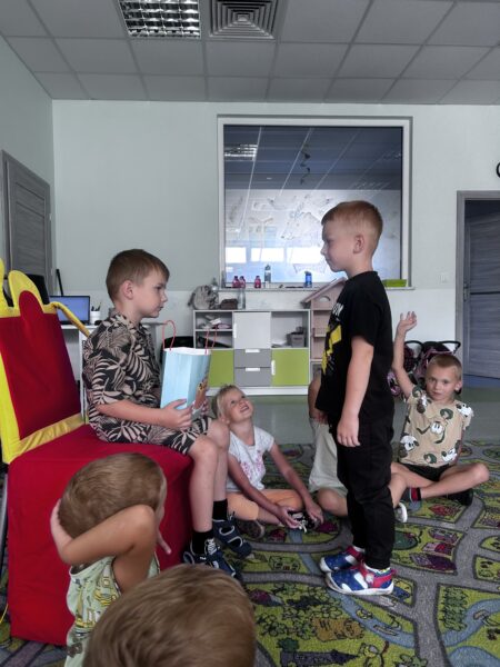 Marcel składa życzenia urodzinowe Oliwierowi