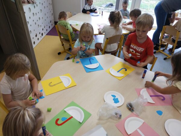 Przyklejamy rączki do parasoli