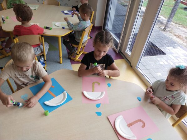 Przedszkolaki wykonują własne parasole