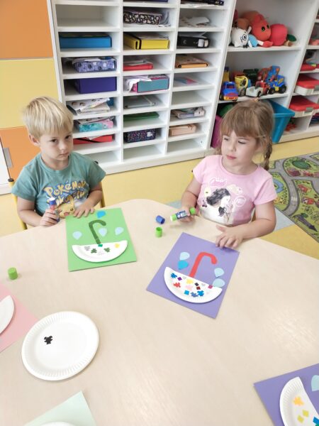 Dzieci dekorują parasole