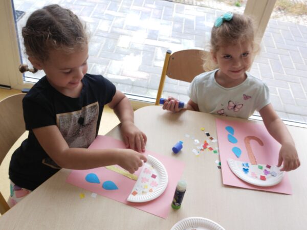 Dziewczynki prezentują swoje parasole