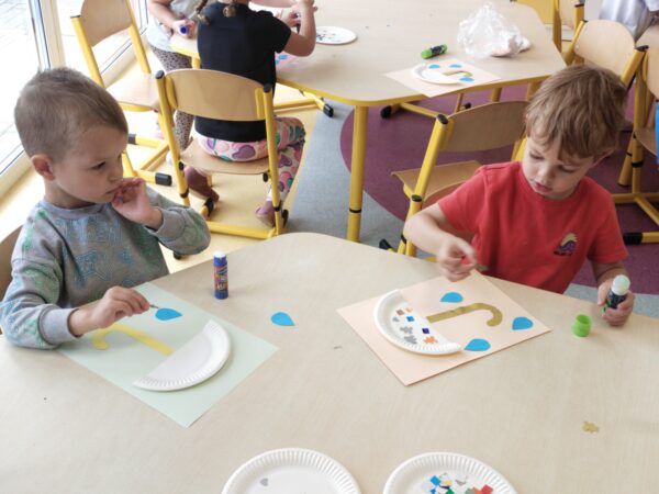 Chłopcy wybierają ozdoby