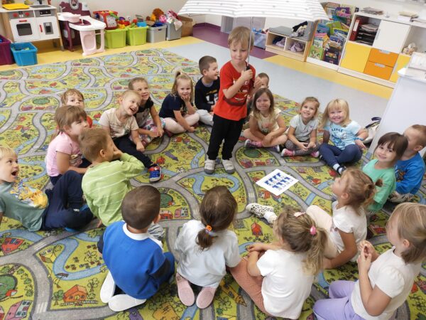 Poznajemy słowa związane z deszczową pogodą, jak: rain, umbrella and wellingtons.
