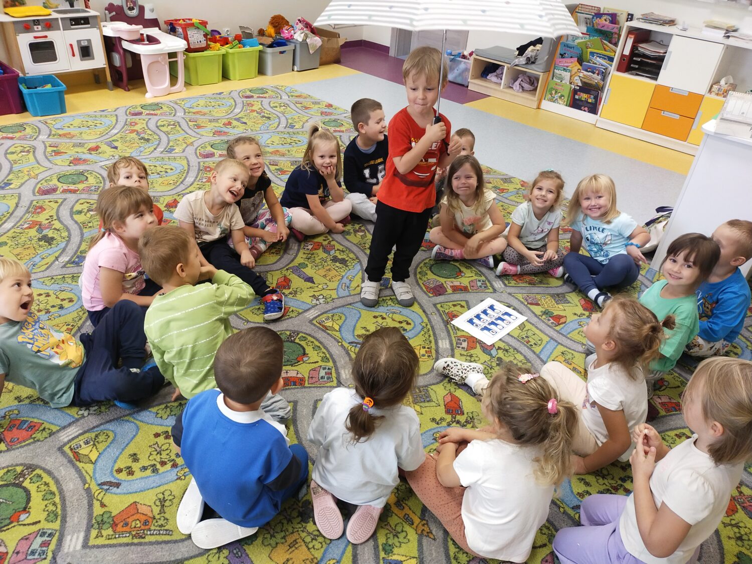 Poznajemy słowa związane z deszczową pogodą, jak: rain, umbrella and wellingtons.