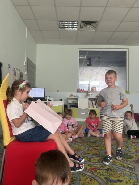 Kubuś składa życzenia urodzinowe Marysi