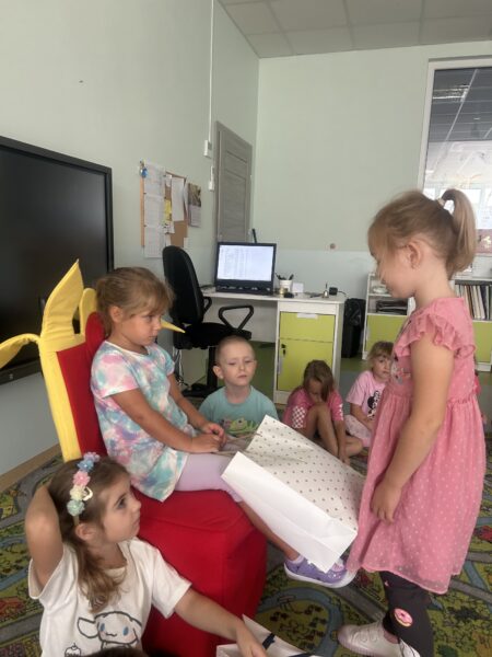 Marcela składa życzenia koleżance z grupy