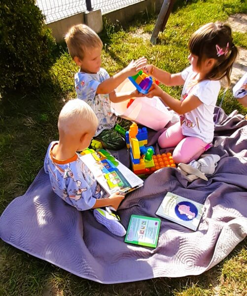 Misie bawią się na placu przedszkolnym.