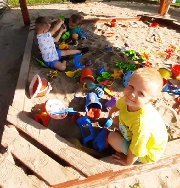 Misie bawią się na placu przedszkolnym.