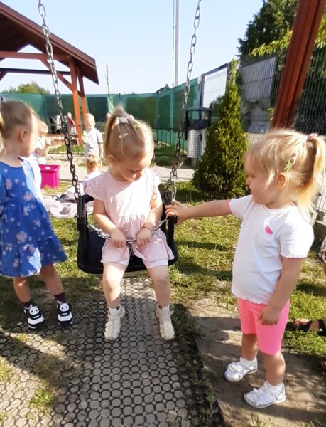 Misie bawią się na placu przedszkolnym.