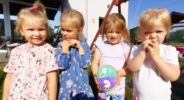 Misie bawią się na placu przedszkolnym.