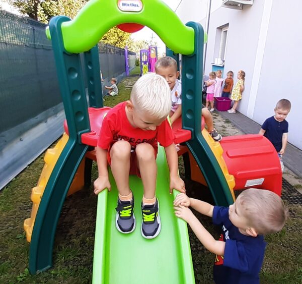 Misie bawią się na placu przedszkolnym.